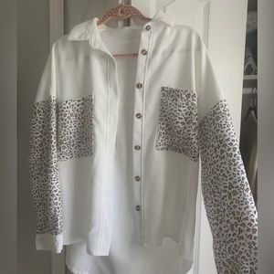 Button up blouse. Size Medium. Never worn! Thick material.